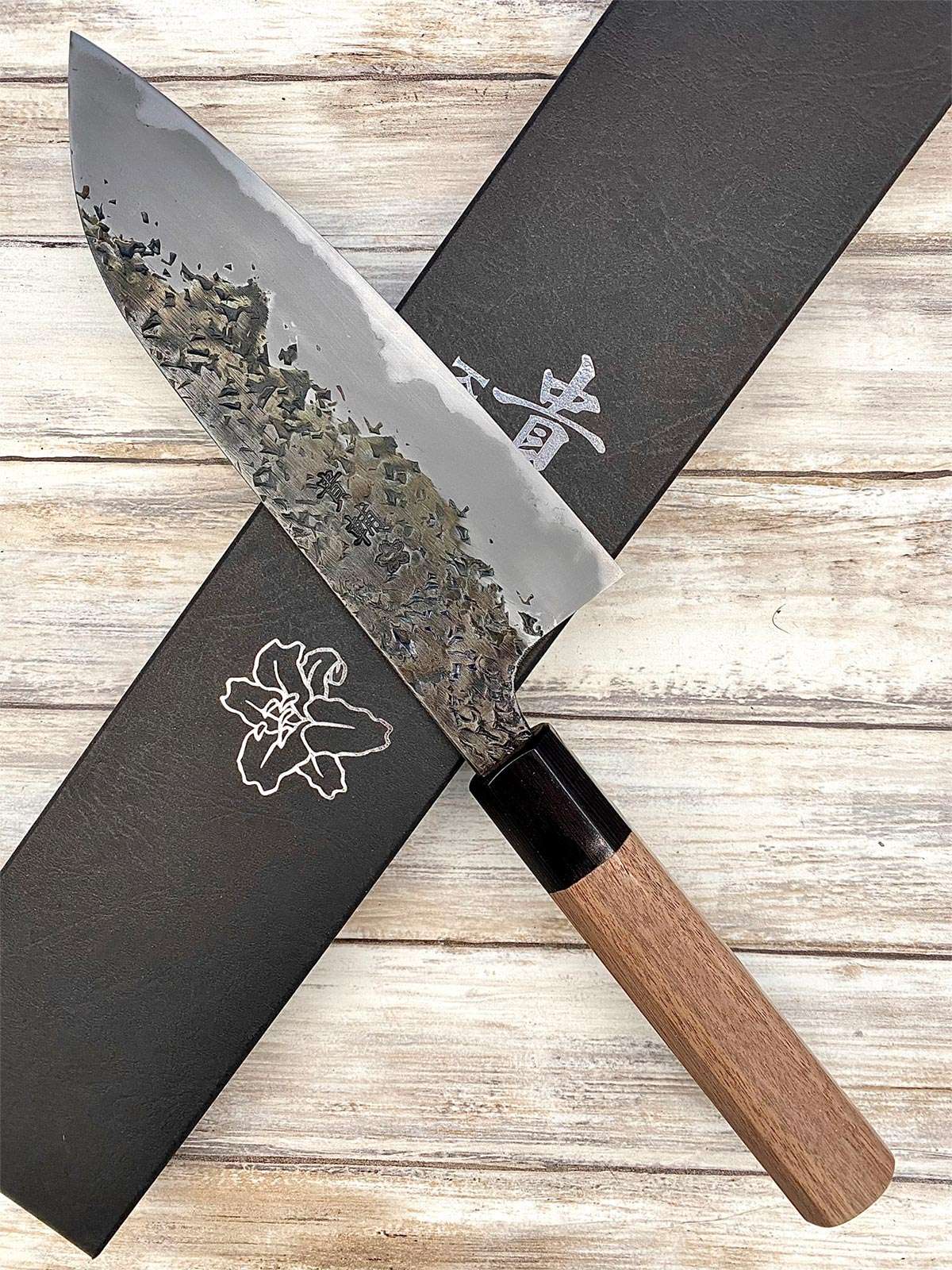 Acheter un Couteau artisanal Japonais Manaka Hamono Santoku Shirogami Kurouchi cm Kurouchi Tsuchime à Paris large choix de couteaux de cuisine grande marque
