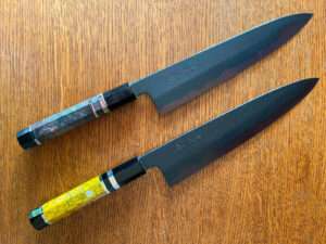 Le Gyuto artisanal Kagekiyo Aogami #1 Black Damas est bien plus qu'un simple couteau de chef : c'est une véritable œuvre d'art forgée à la main au Japon par Yoshikazu Tanaka